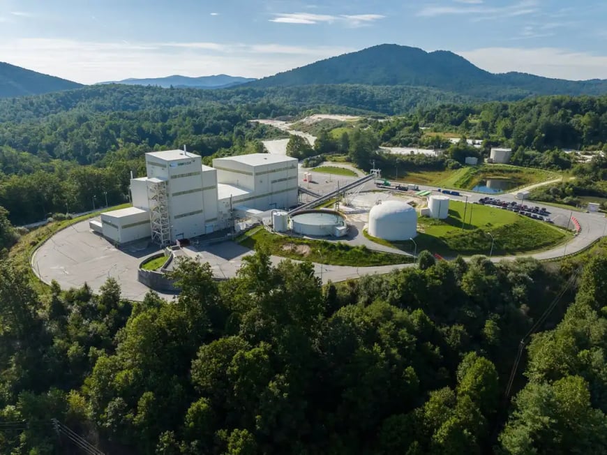 Industrial processing plant overview — high-purity quartz beneficiation and handling