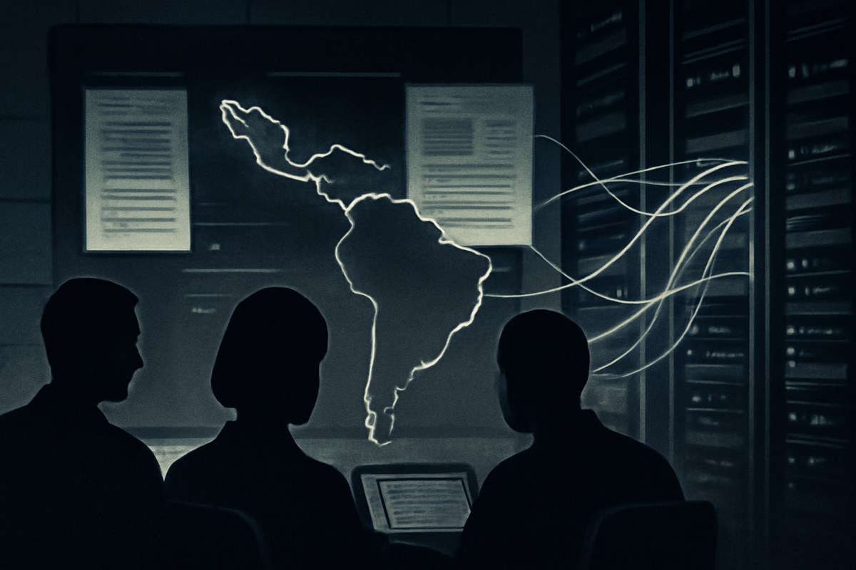Editorial illustration of synthetic journalist silhouettes, ghostly article drafts, a Latin America map outline, and signal lines moving through AI server racks inside a dark newsroom-style control room.